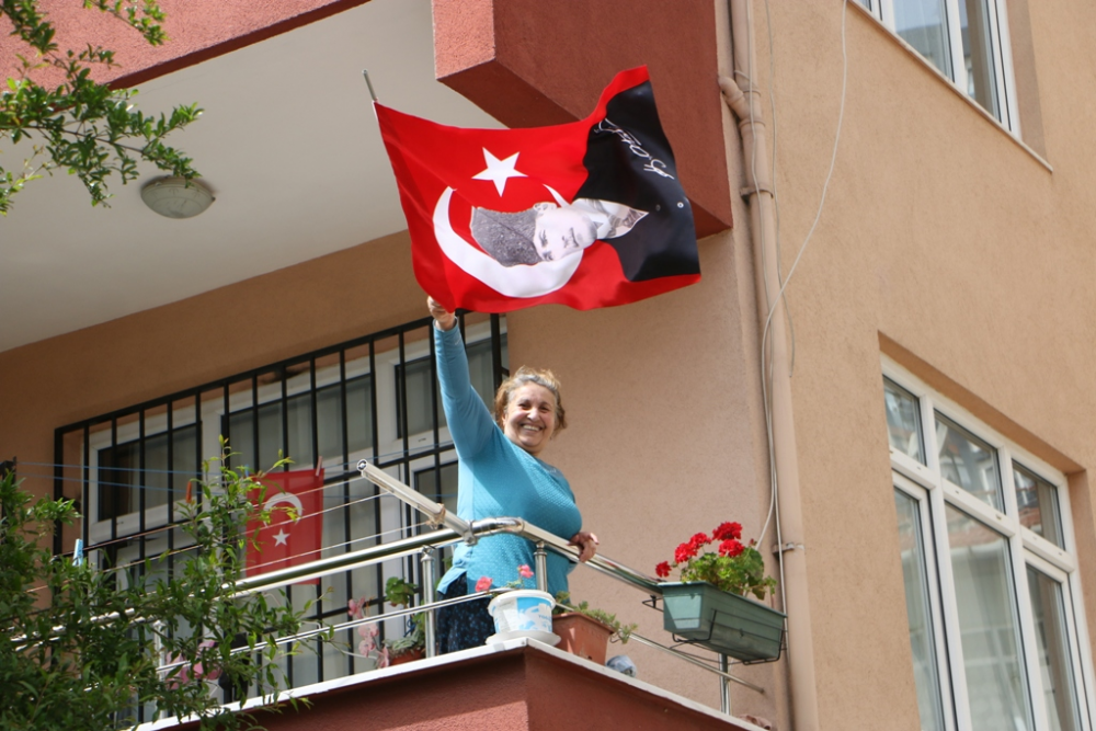 Kartal’da sokağa çıkma yasağı, 19 Mayıs coşkusuna engel olmadı - Resim : 1