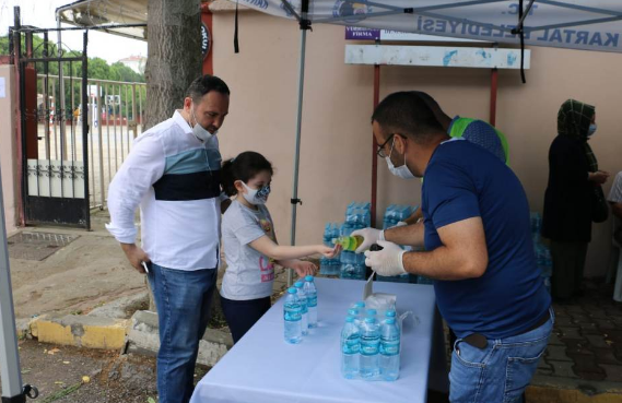 Kartal Belediyesi’nden sınav öncesi 29 Noktada maske, su ve kolonya ikramı  - Resim : 1