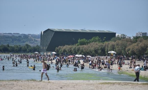 İstanbullular Menekşe Plajı'na akın etti - Resim : 1