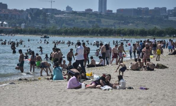 İstanbullular Menekşe Plajı'na akın etti - Resim : 3