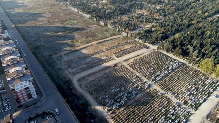 Korkutan koronavirüs mezarlığı manzarası - Resim : 3