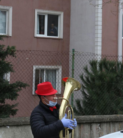 Evlerinden çıkmayan vatandaşlara Kartal Belediyesi’nden bandolu bonser - Resim : 1