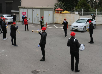 Evlerinden çıkmayan vatandaşlara Kartal Belediyesi’nden bandolu bonser - Resim : 2