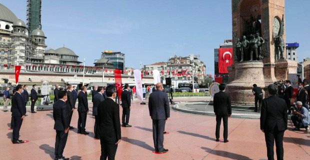 İmamoğlu, 19 Mayıs’ın 101. yıldönümünde Taksim’deydi - Resim : 2