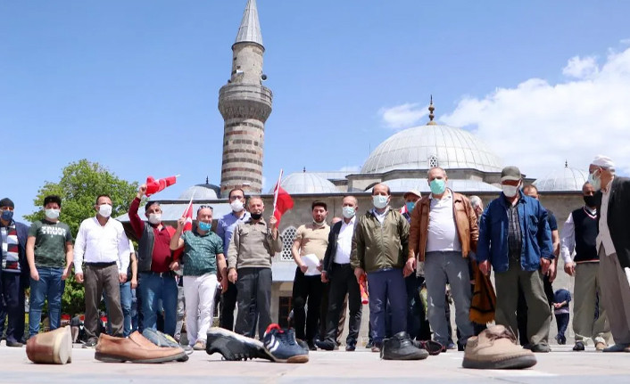 Erzurum'da ayakkabılarını fırlatarak İsrail'i protesto ettiler - Resim : 1