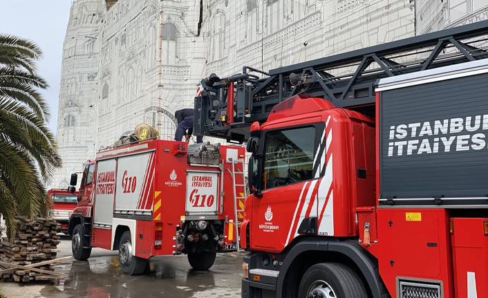 Haydarpaşa Garı'nda bulunan marangoz at&ouml;lyesinde k&uuml;&ccedil;&uuml;k &ccedil;aplı yangın &ccedil;ıktı - Resim : 1
