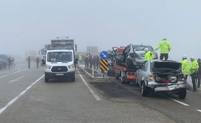 Kırşehir'de zincirleme kaza: 2 ölü, 12 yaralı - Resim : 2