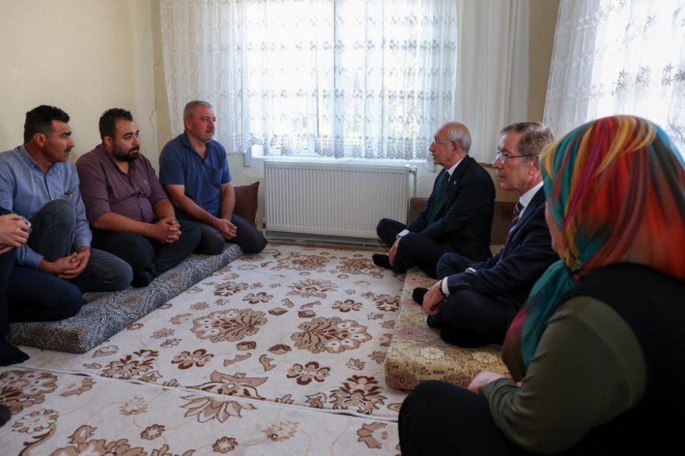 Kılıçdaroğlu, IŞİD'in Suriye'de yakarak şehit ettiği askerin ailesini ziyaret etti - Resim : 1