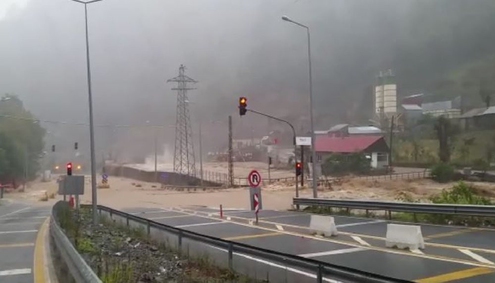 Artvin'de sel ve heyelan sonucu dereler taştı, yollar kapandı - Resim : 1
