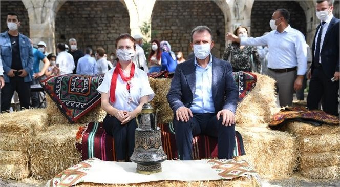 300 yıllık tarihi Taşhan, kadın üretici pazarı oldu - Resim : 1