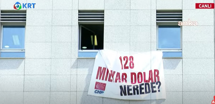 ‘128 milyar dolar nerede’ afişi Meclis’e asıldı - Resim : 1