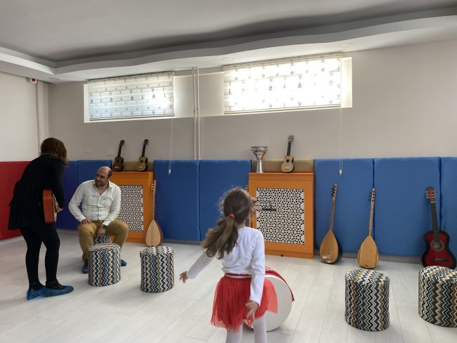 Tüm Sanatçılar Derneği Tuzla Şube Başkanı Neşe Bakay'dan anlamlı kampanya... Neşe Bakay, Silivri'de köy okuluna müzik sınıfı açtı - Resim : 1