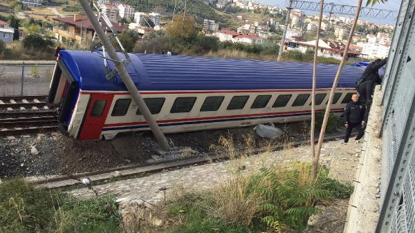 Kocaeli'de yolcu treni kaza yaptı - Resim : 1