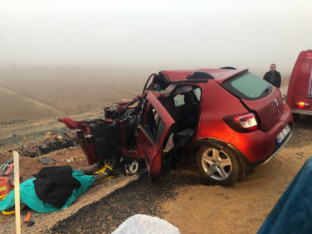 Okul servisiyle 2 ara&ccedil; &ccedil;arpıştı: &Ouml;l&uuml; ve yaralılar var - Resim : 1