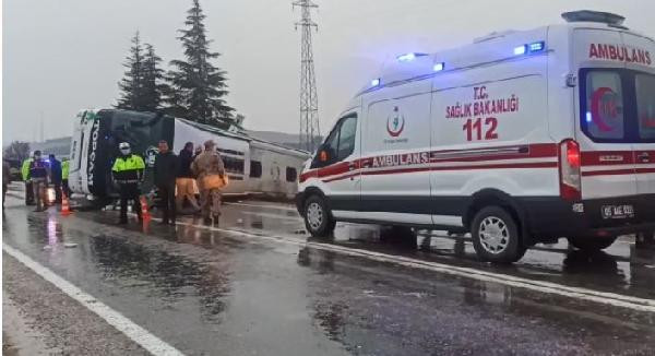 Amasya'da yolcu otobüsü devrildi: Ölü ve yaralılar var - Resim : 1