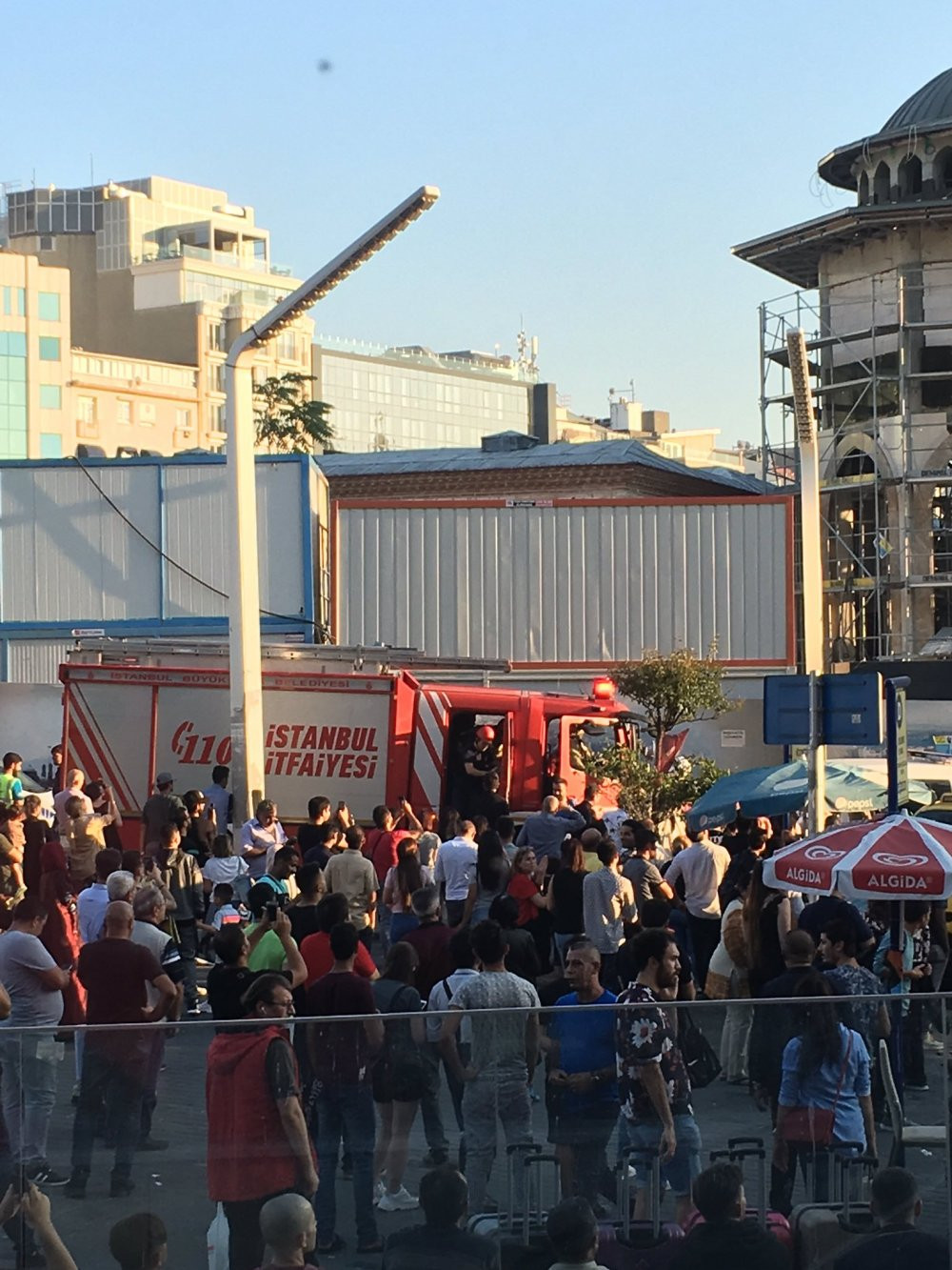 Taksim'de cami inşaatında intihar girişimi - Resim : 2