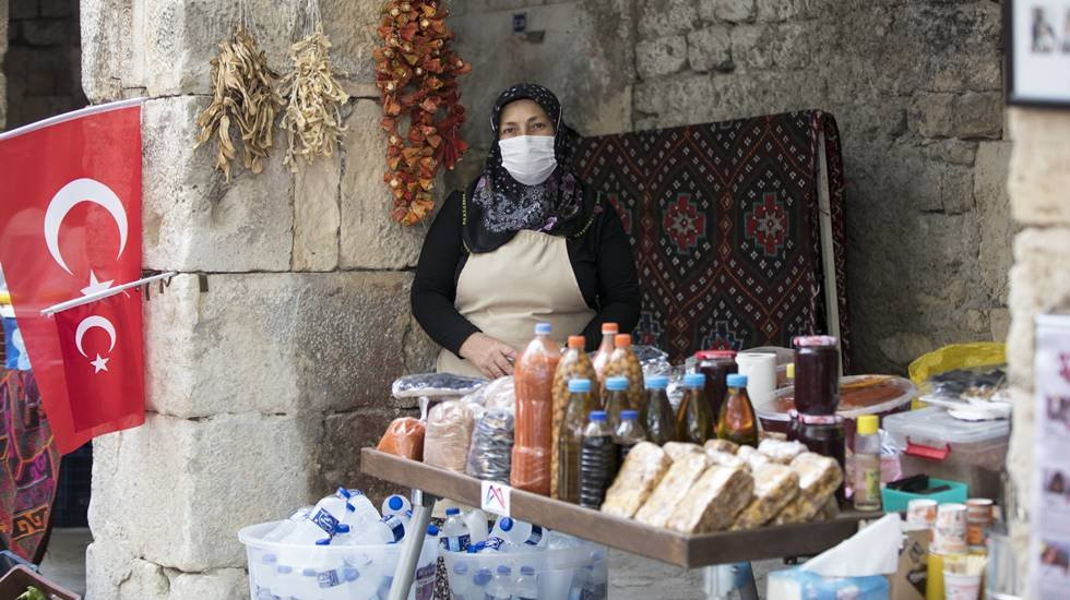 300 yıllık tarihi Taşhan, kadın üretici pazarı oldu - Resim : 2