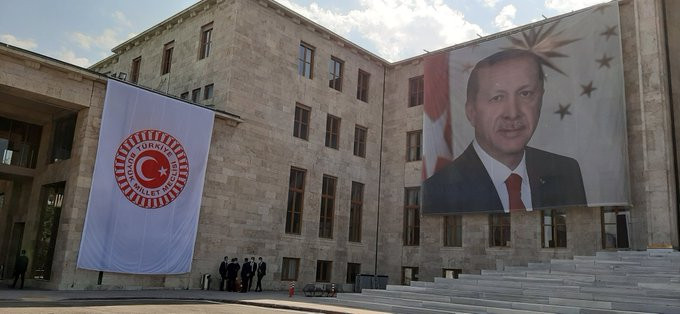 Erdoğan'ın posteri Şeref Kapısı'na asıldı - Resim : 1