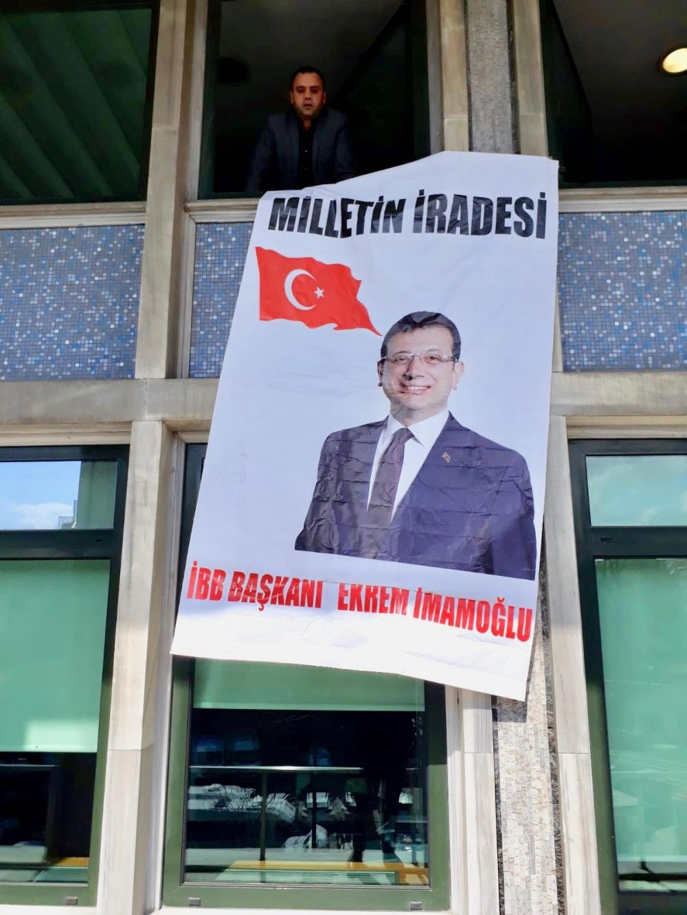 İBB binasına Ekrem İmamoğlu posteri asıldı! - Resim : 1