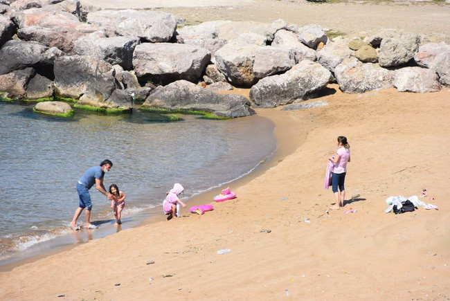 Denize giren gurbetçi aileye polis engeli - Resim : 1