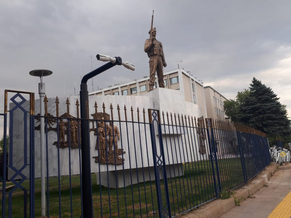 Jandarma Genel Komutanlığı Atatürk'ü ve Türk Bayrağı'nı kaldırdı - Resim : 2