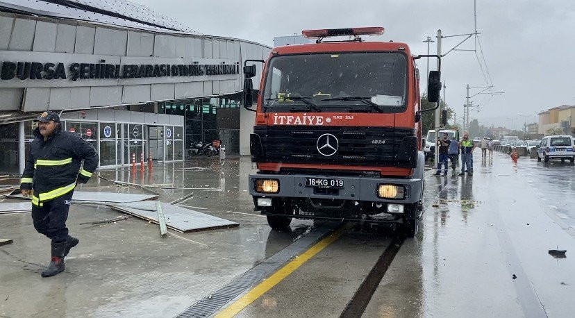 Bursa'da otobüs terminaline yıldırım düştü - Resim : 2