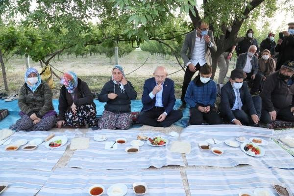 CHP lideri Kılıçdaroğlu, emekçilerle birlikte gül topladı - Resim : 5