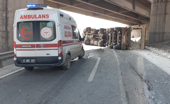 Taş yüklü kamyon devrildi, İstanbul yönü ulaşıma kapandı - Resim : 1