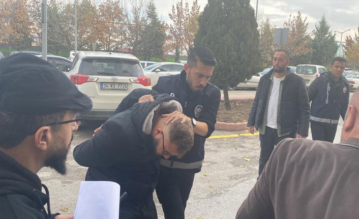 Konya'da köpeklere kürekle vurarak öldüren sanıklar hakim karşısında - Resim : 1