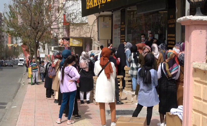 Siirt'te indirimi duyanlar tedbirleri unutup mağaza önünde kuyruğa girdi - Resim : 2