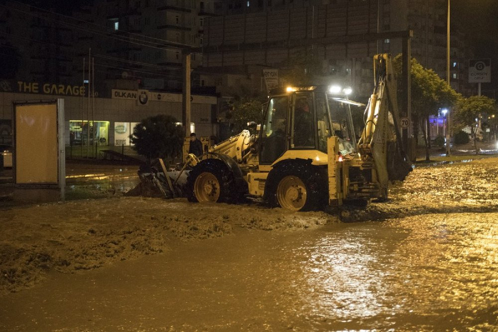 Mersin’de sel felaketi... Metrekareye 140 kilogram yağış düştü - Resim : 1