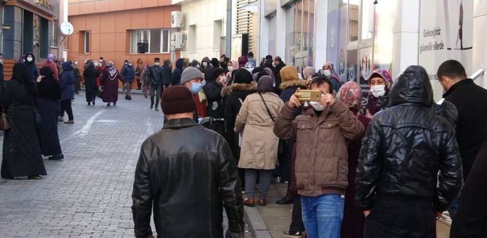 500 TL’lik yardım için kilometrelerce kuyruk oluştu - Resim : 1