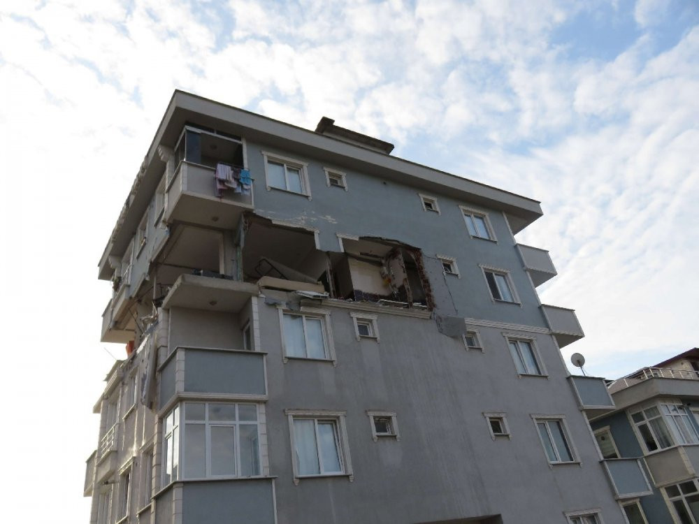 İstanbul’da 6 katlı bir binada patlama - Resim : 1