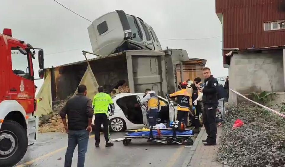 İstanbul’da hafriyat kamyonu aracın üzerinde devrildi - Resim : 1