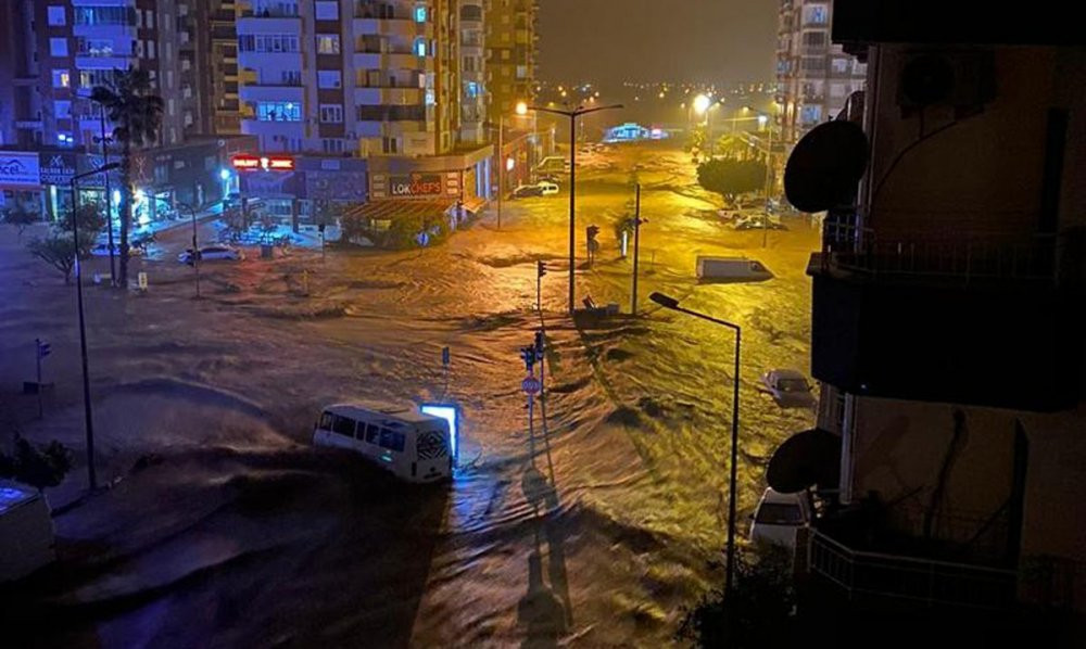 Antalya'da sel nedeniyle 2 ilçede okullar tatil edildi - Resim : 1