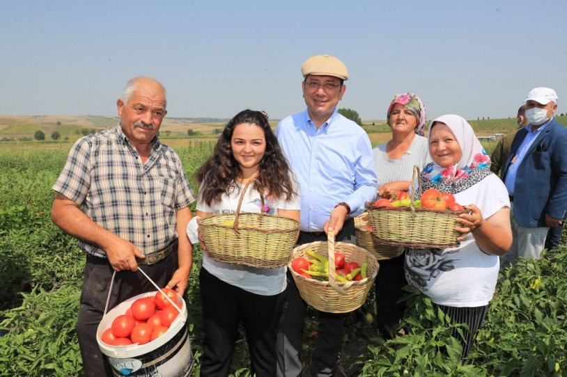 Ekrem İmamoğlu yılın ilk hasadını yaptı - Resim : 2