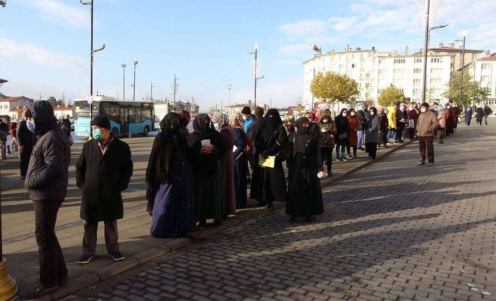 500 TL’lik yardım için kilometrelerce kuyruk oluştu - Resim : 2