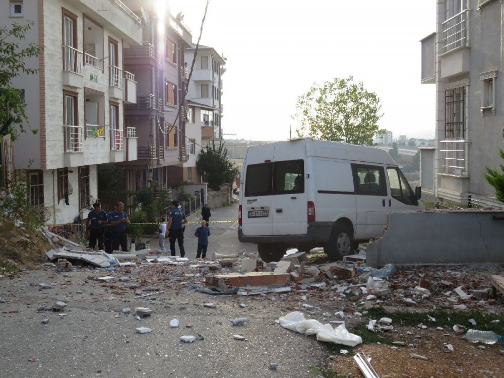 İstanbul’da 6 katlı bir binada patlama - Resim : 2