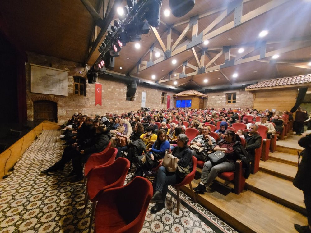 İBB Şehir Tiyatroları İstanbul'un dört bir tarafını sanatla buluşturuyor: Sen İstanbul'dan Güzelsin oyunu Silivri'yi salladı - Resim : 3