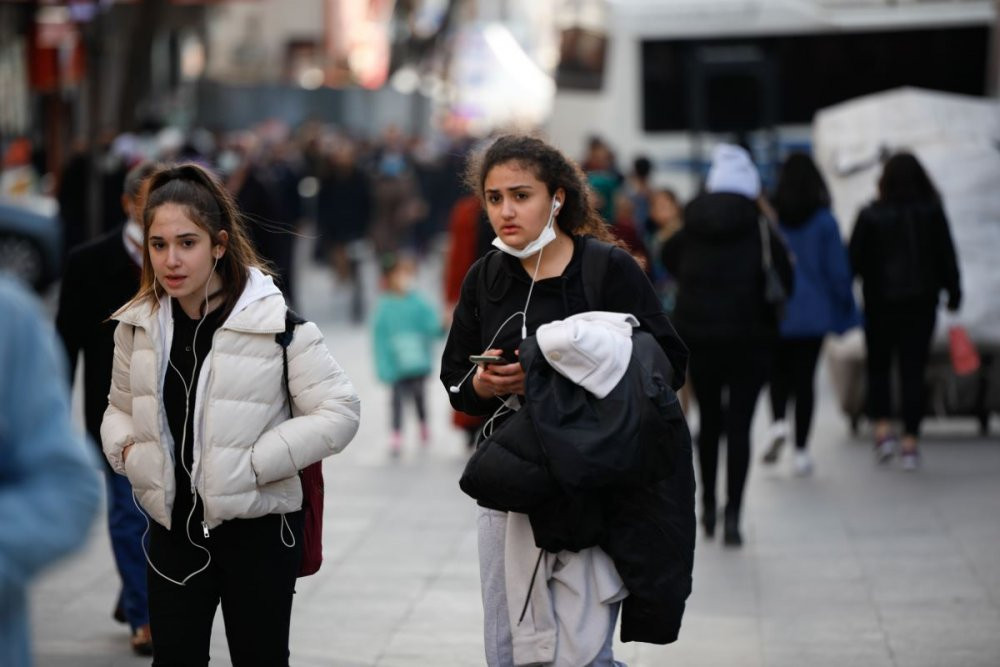 Maske zorunluluğu kalkıyor mu? “Maske satışında yarı yarıya düşüş var” - Resim : 1