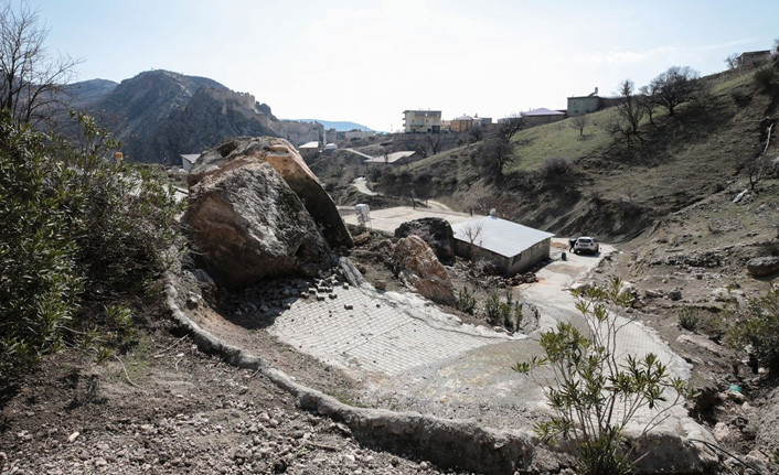 Depremde yerinden kopan kaya evlerin tepesinde duruyor - Resim : 1