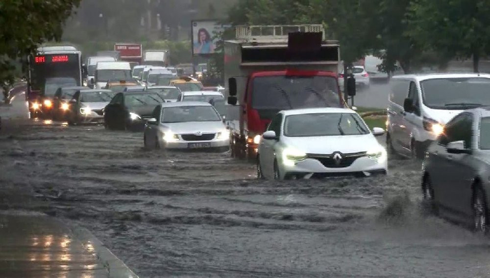 İstanbul'da sağanak yağmur hayatı felç etti - Resim : 1