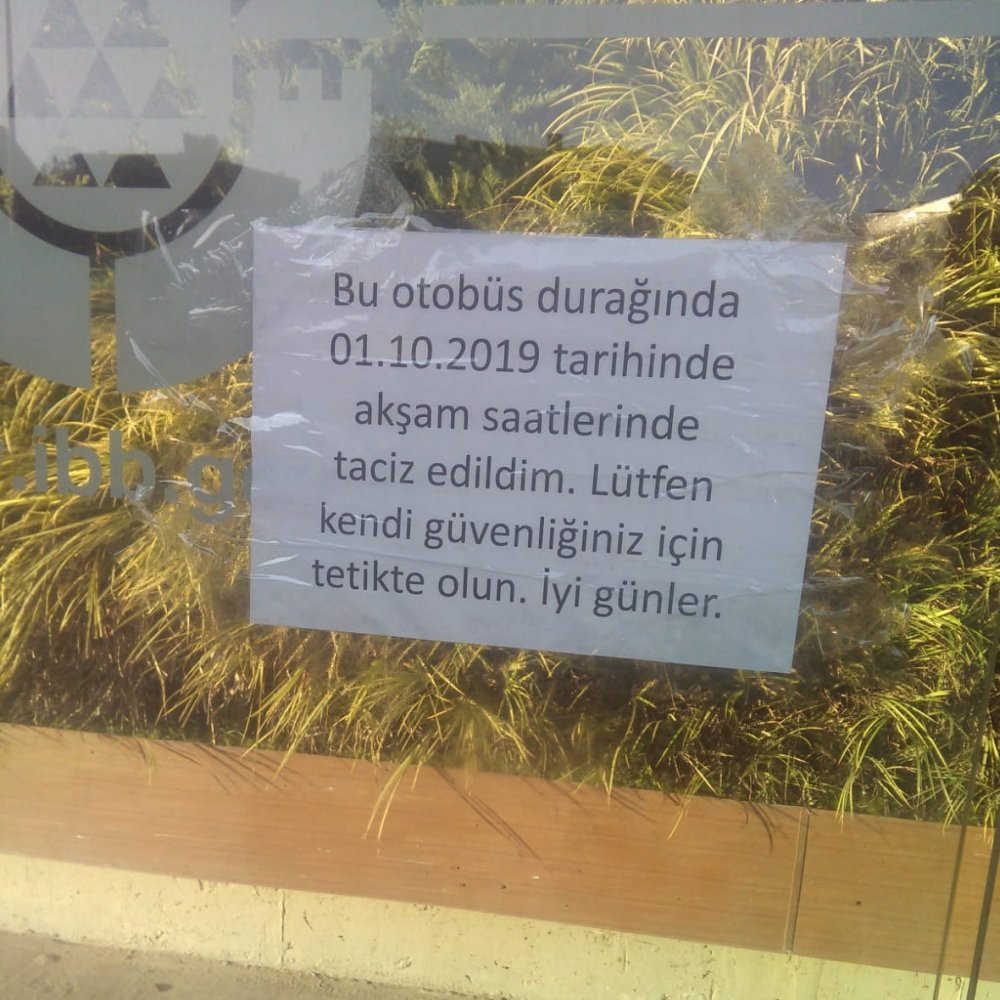 Taciz edildi, karakoldaki şikayetinde 'Bir şey çıkmaz' denince durağa uyarı afişi astı - Resim : 1