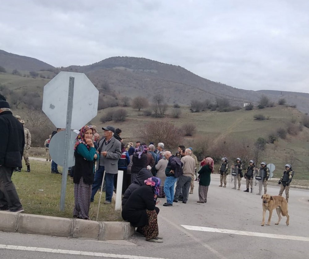 Çambükü'ne sabah baskını: İş makinaları köye girdi - Resim : 1