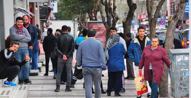 Manisa'da koronavirüs salgınına aldırmayanlar sokakları doldurdu - Resim : 1