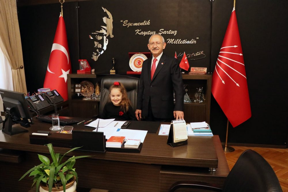 Kılıçdaroğlu koltuğunu şehit çocuğuna devretti - Resim : 2