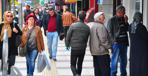 Manisa'da koronavirüs salgınına aldırmayanlar sokakları doldurdu - Resim : 2