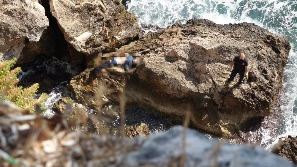 Ekipler, 40 metrelik falezlerdeki cesedi çıkarma, kalabalık ise izleme derdine düştü - Resim : 2