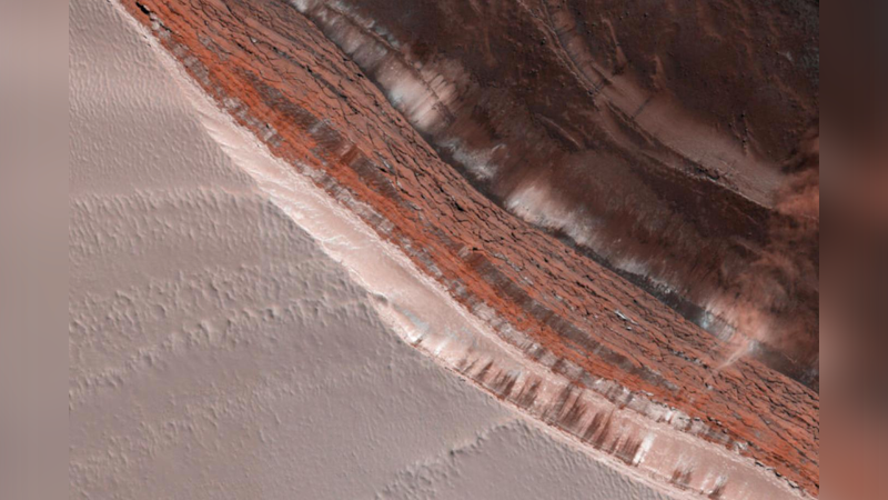 NASA, Mars'ta yaşanan çığın fotoğraflarını paylaştı - Resim : 1