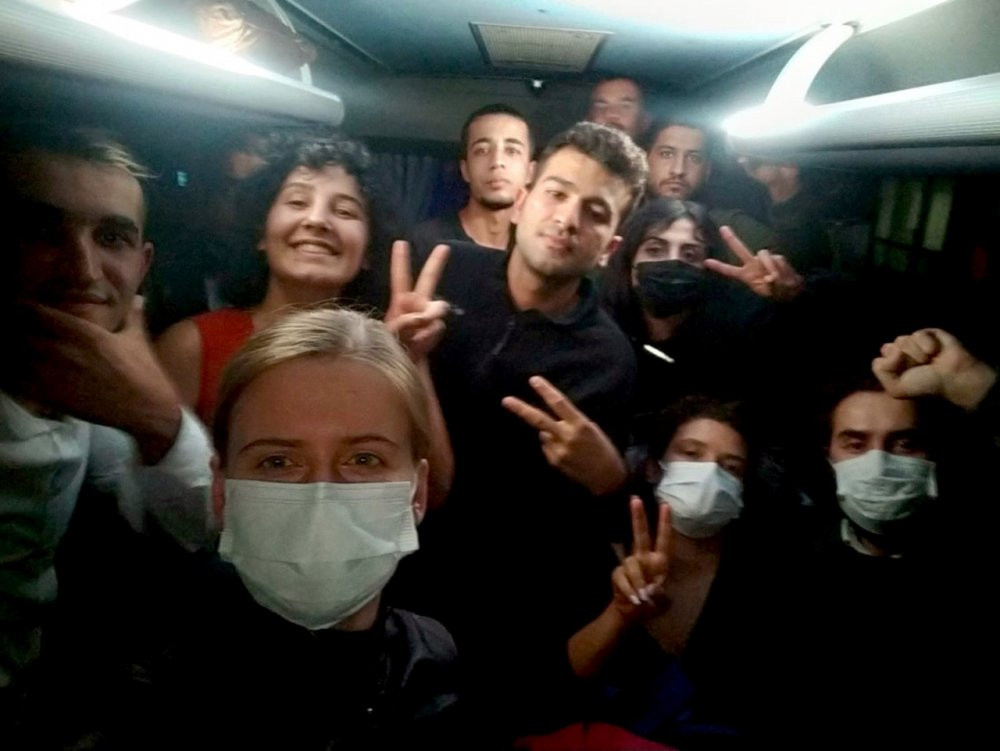 'Barınamıyoruz' diyen öğrencilere gece yarısı operasyon - Resim : 2